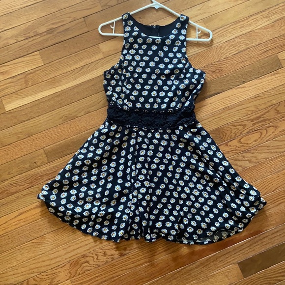 Daisy Lace Summer Dress - Picture 1 of 2